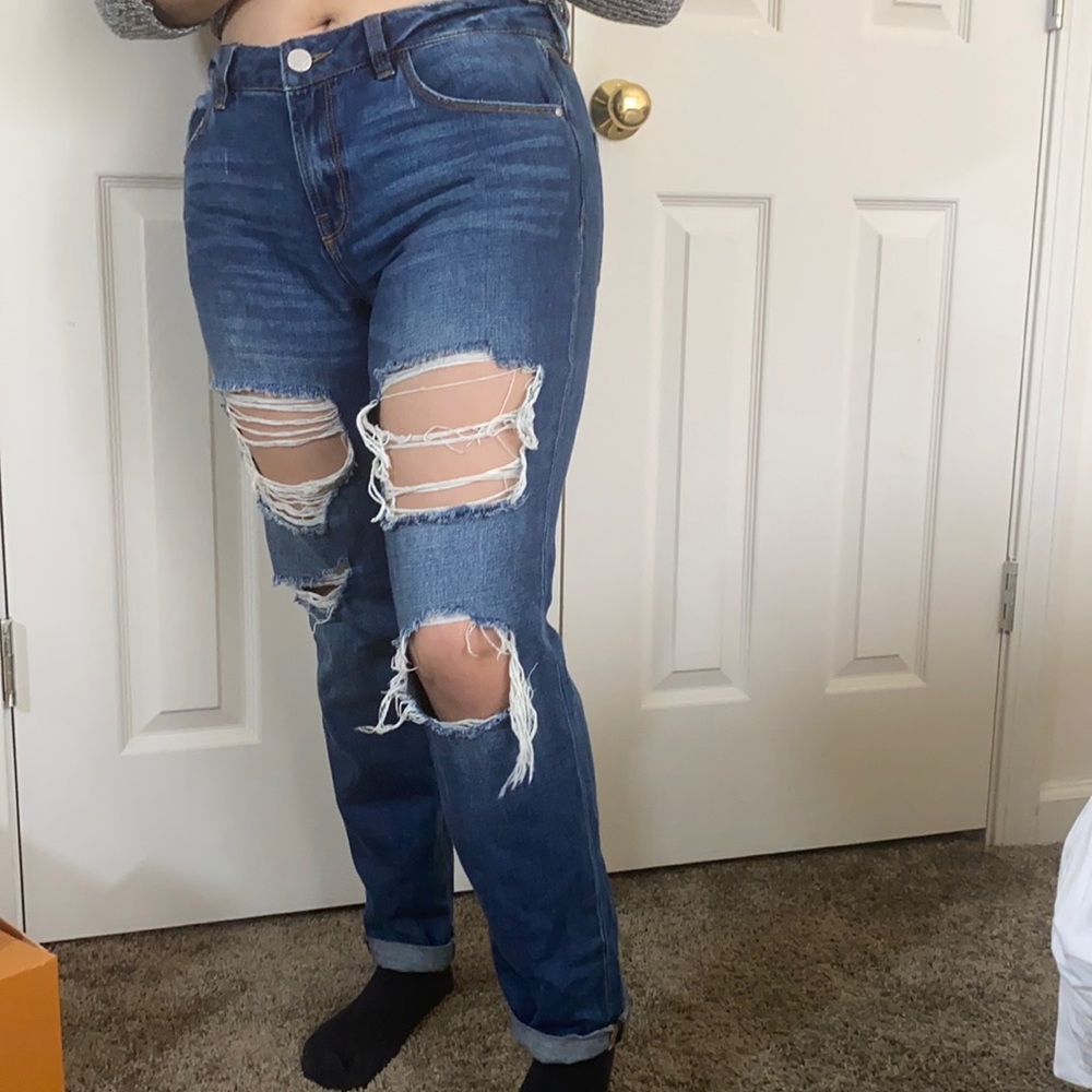 Beautiful boyfriend distress jean.